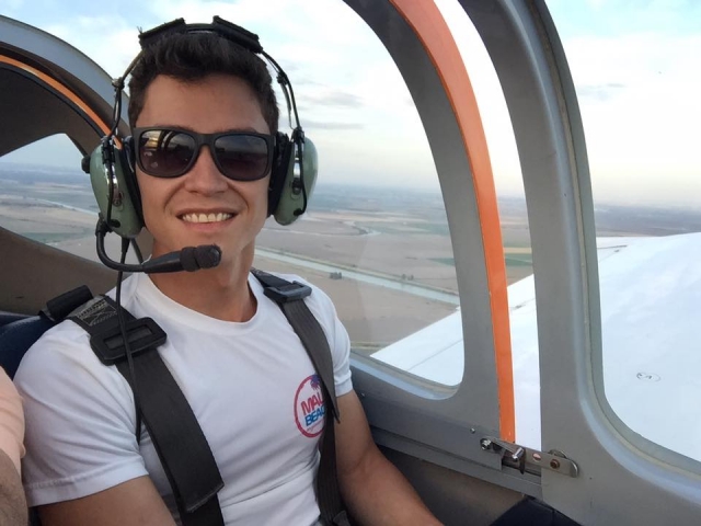e-19738304-con-auriculares-volando14884591257962.jpg