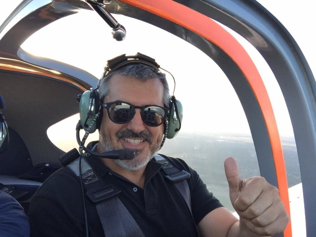 e-19738305-feliz-durante-el-vuelo14884594079341.jpg