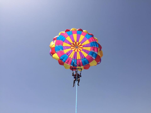 Bajo el sol de Torrevieja en parasailing