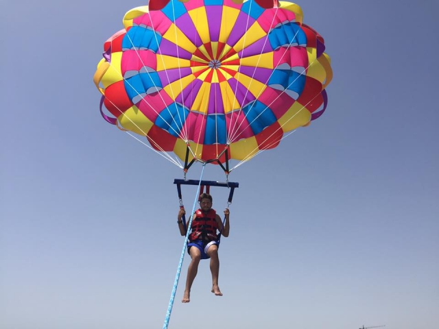 Volando solo en parasailing