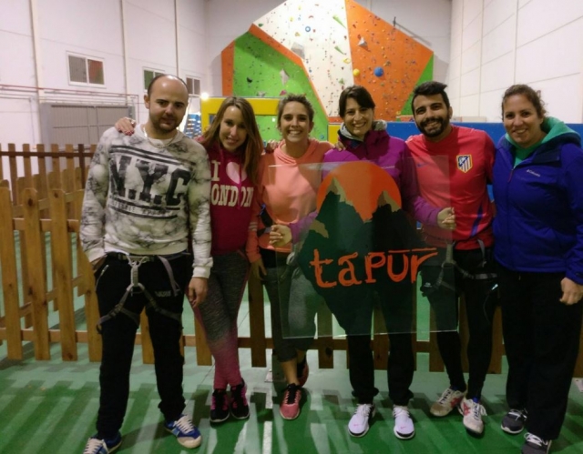 Escaladores intentando escapa
