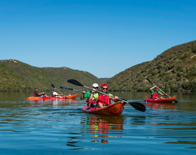 Remando en grupo de tres kayaks