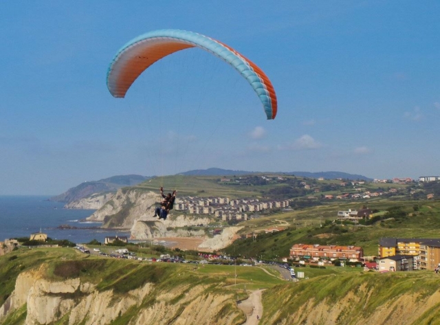  Parapente en vol avec moniteur 