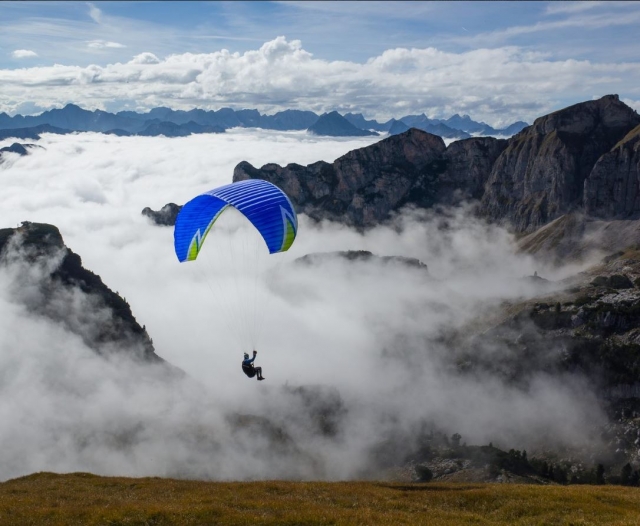  Parapente au-dessus de nuages bas 