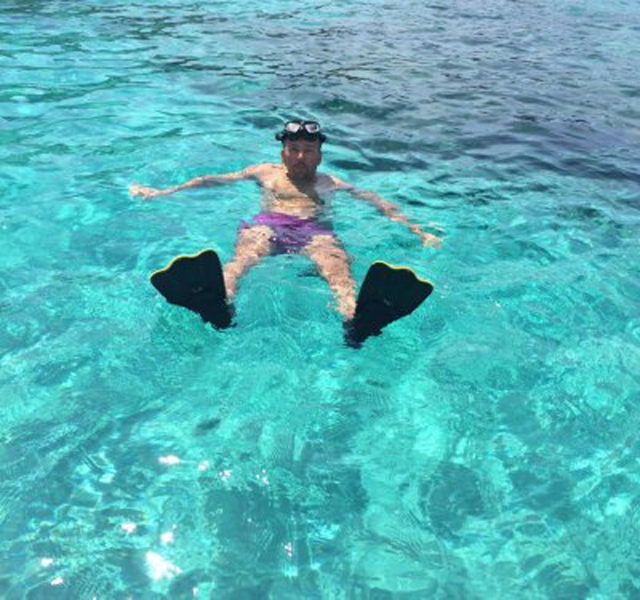  Entspannt im Wasser 
