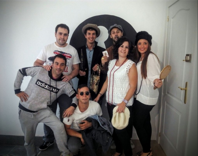 Grupo sosteniendo un espejo