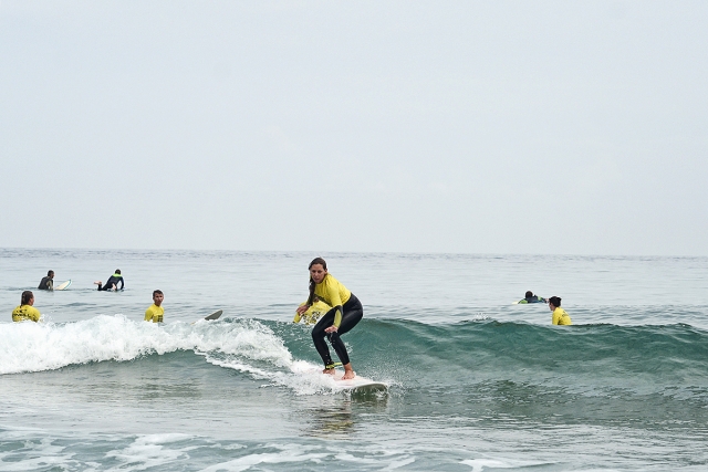 Chica surfeando sobre las olas