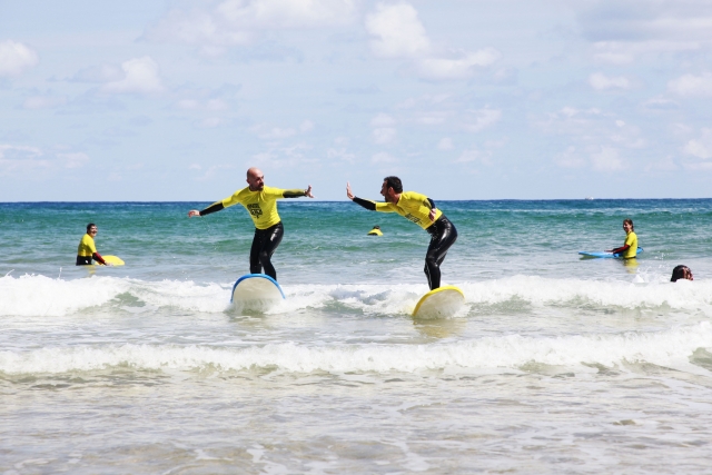 Surfeando con amigos