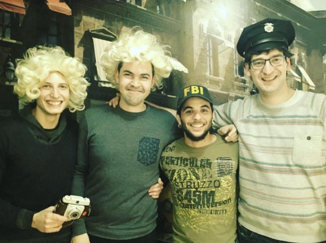 Amigos cogidos del hombro