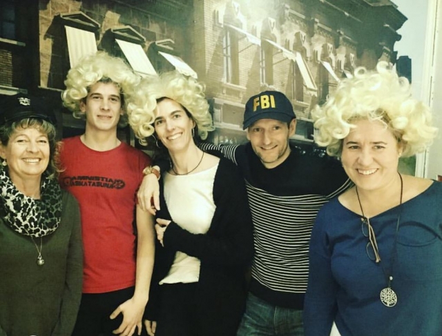 Grupo con gorra del FBI