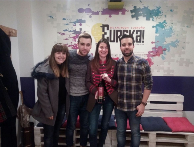 Sosteniendo una botella