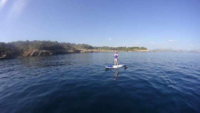  女子在 SUP 板上 