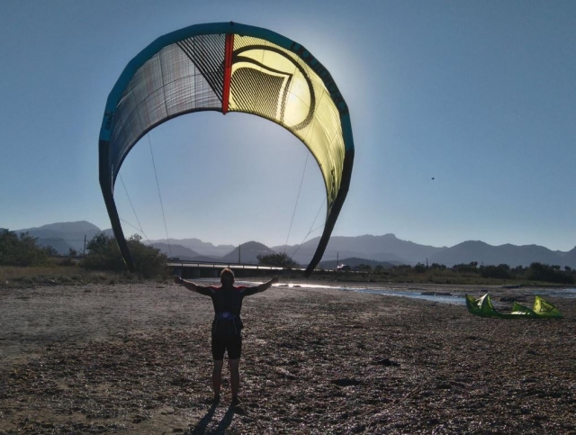 Extendiendo la cometa con el viento