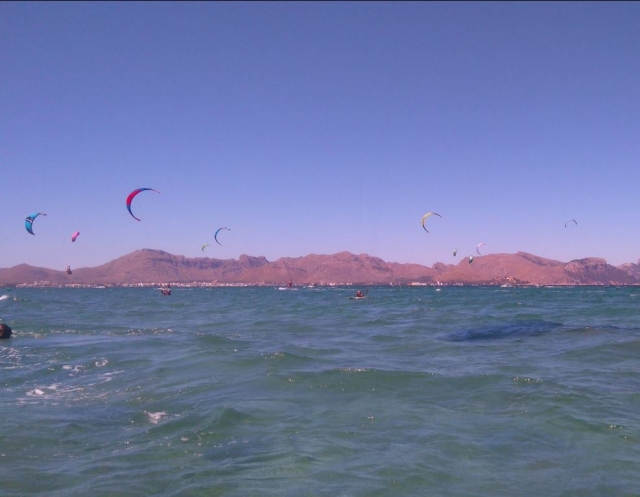 Kites volando sobre el mar