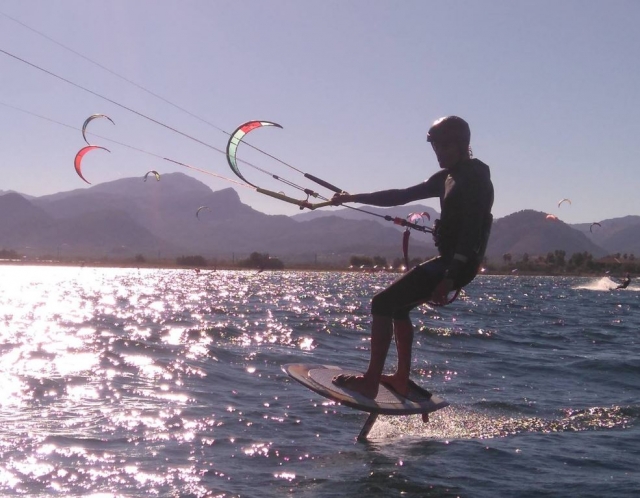 Profesional del kite empujado por el viento