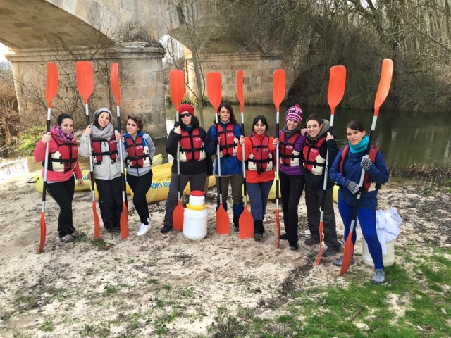 Grupo de chicas preparadas para navegar
