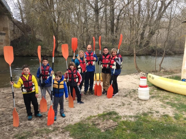 La familia al completo antes de subir a la canoa