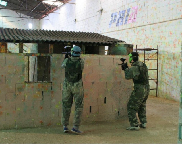 Disparando al interior de la caseta