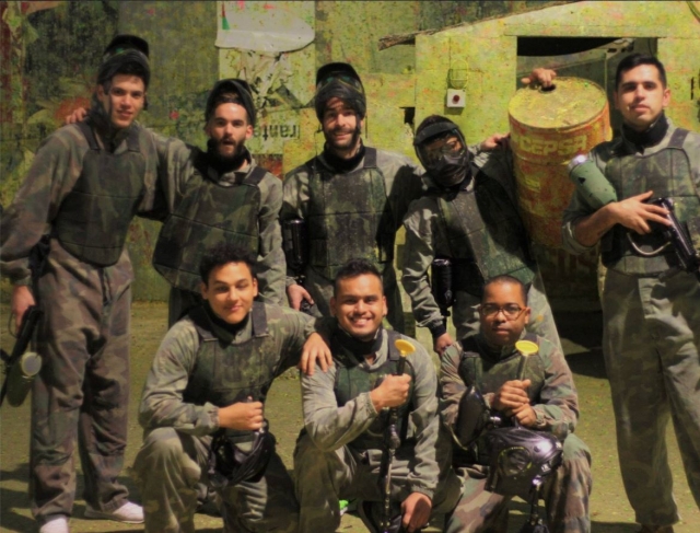 Jugadores de paintball indoor