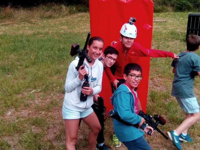  Tutti nel campo di paintball