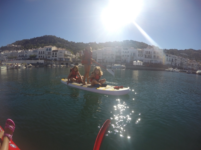  Gemeinsames SUP-Board in der Sonne 