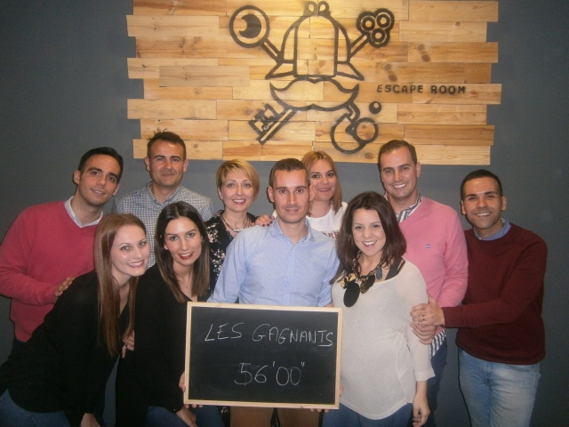  Amici che giocano a un gioco di escape room 