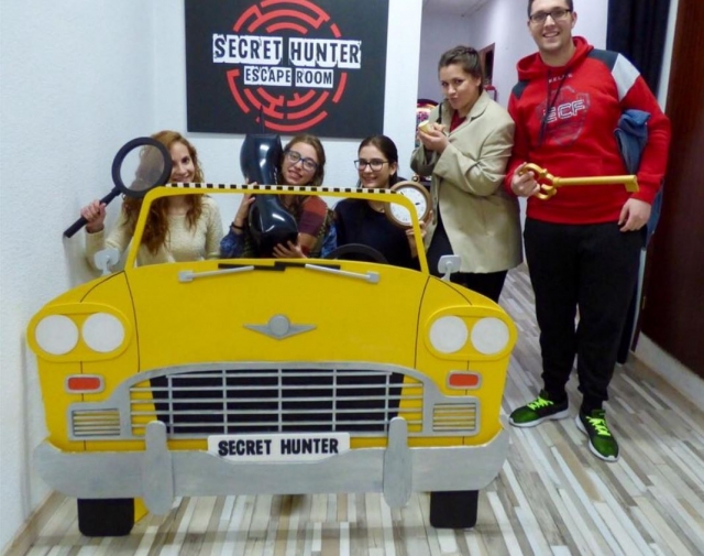 黄色出租车里的女孩 