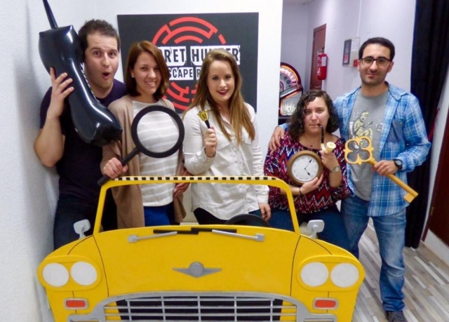  拿着巨型物体的队伍 