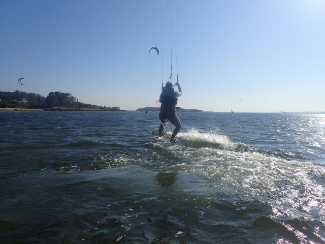 Levantandose en la tabla de kite