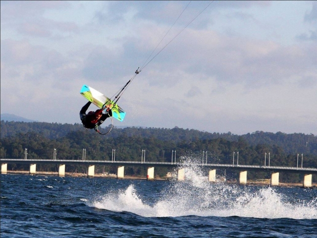  Kite maneuver in front of the bridge 