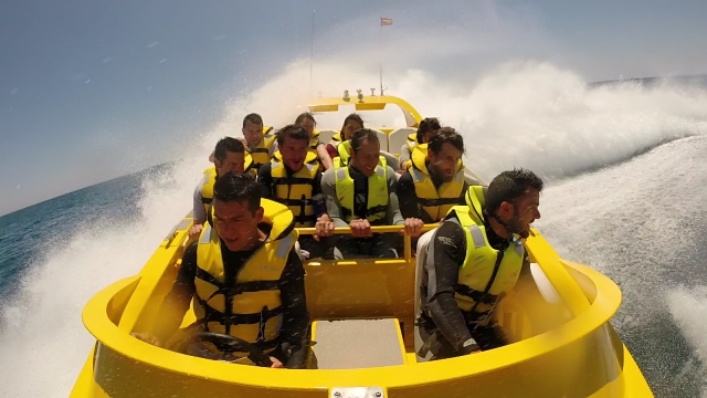 e-19739176-jet-boat-1-414913171798517.jpg