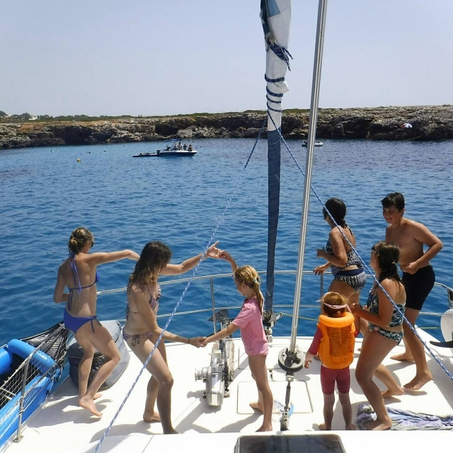 Disfrutando de un día de navegación en familia