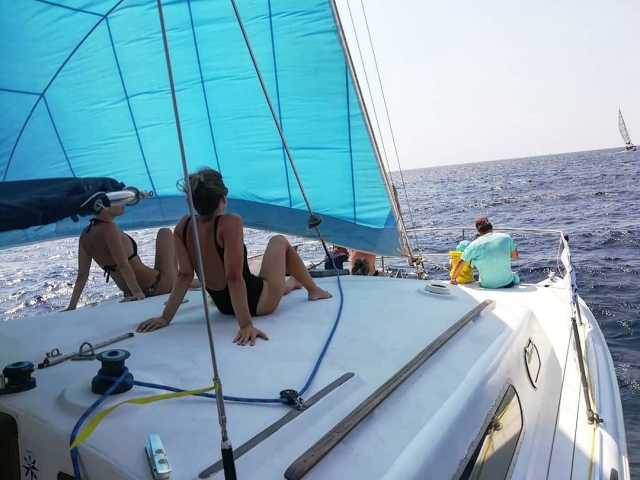 Aprovechando los rayos de sol desde el velero