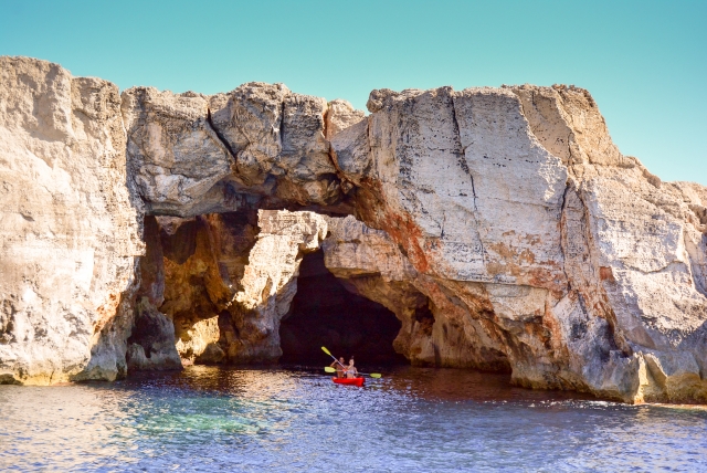 En kayak entre las calas de Menorca
