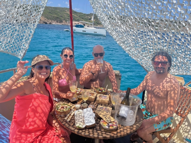 Tomando el aperitivo en la cubierta