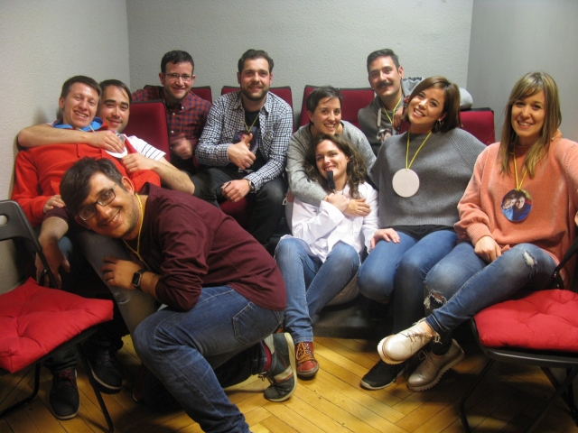 Jugadores sentados en cojines rojos