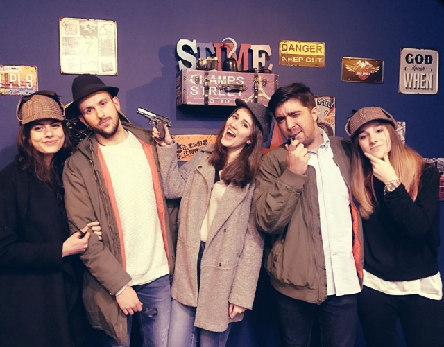 用枪瞄准旁边的人 