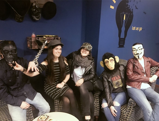  坐着的蒙面男子 