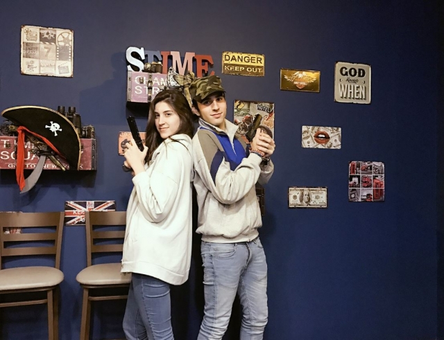  背对着的武装情侣