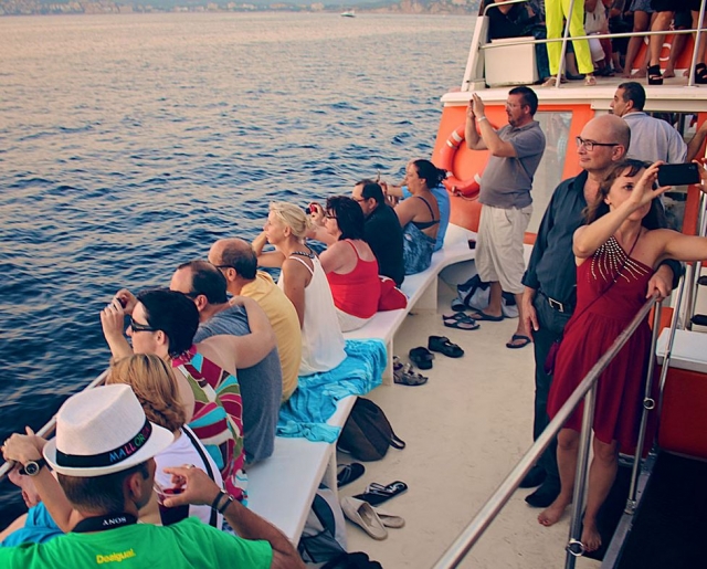 Sentados en cubierta mirando al horizonte