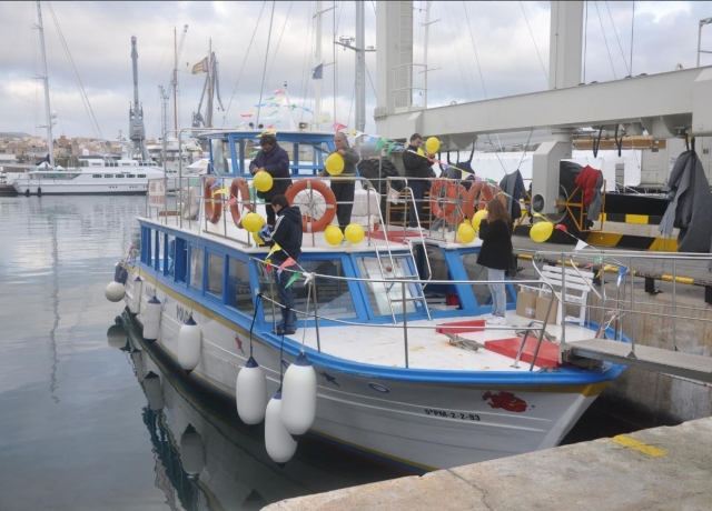  船上有黄色气球 