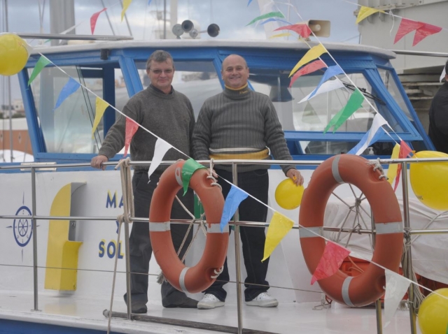  甲板上有装饰好的船 