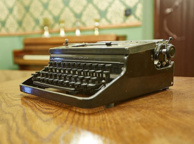  Antique typewriter 