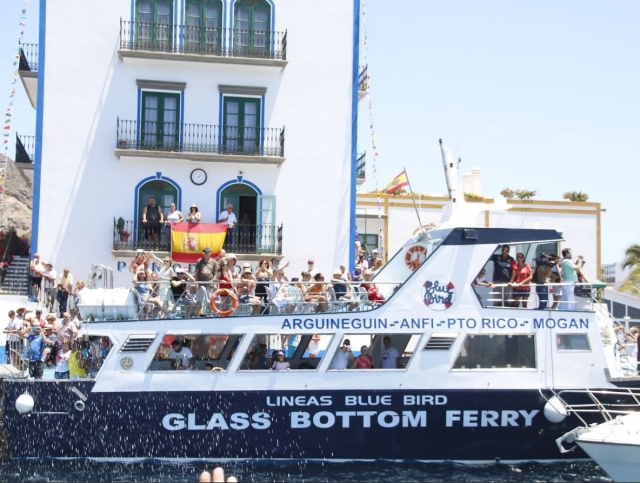 Glass bottom ferry junto a balcones en el puerto