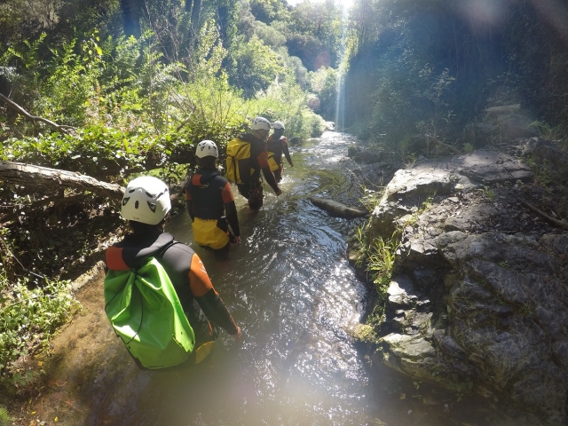  Descente avec des sacs à dos de canyoning 