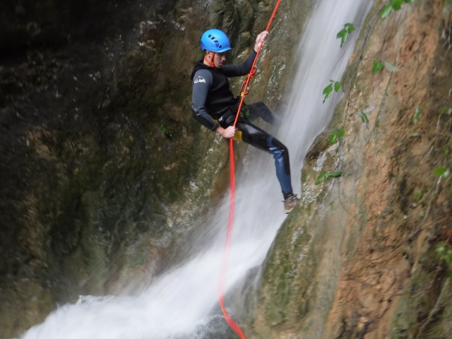  Descente en rappel dans le ravin 