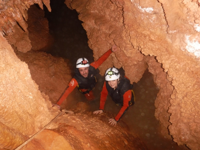  Spéléologie avec casque et lampe frontale 