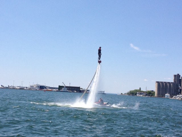e-19739494-practicando-la-nueva-modalidad-de-flyboard14913854795087.jpg