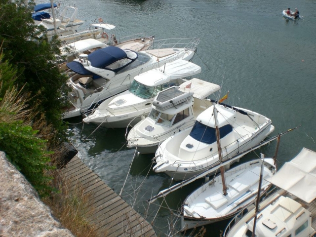 Embarcaciones vacias en el puerto