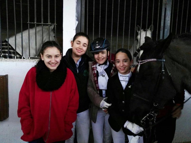  Meninas com cavalos 